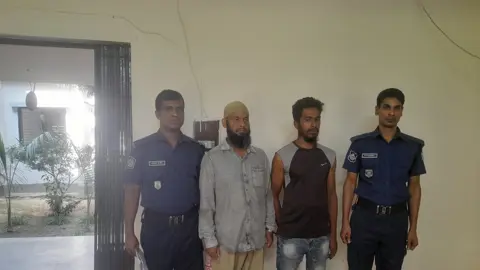 সাঘাটায় কারখানায় গাছ পুড়িয়ে হচ্ছে কয়লা