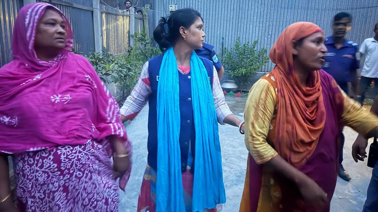 আড়াইহাজারে পুলিশের ওয়াকিটকি-ফোন ছিনতাইয়ের ঘটনায় আটক ২