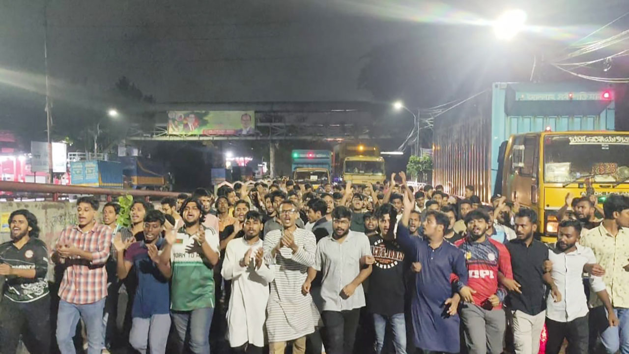 বিভিন্ন দাবিতে মধ্যরাতে পলিটেকনিক শিক্ষার্থীদের বিক্ষোভ