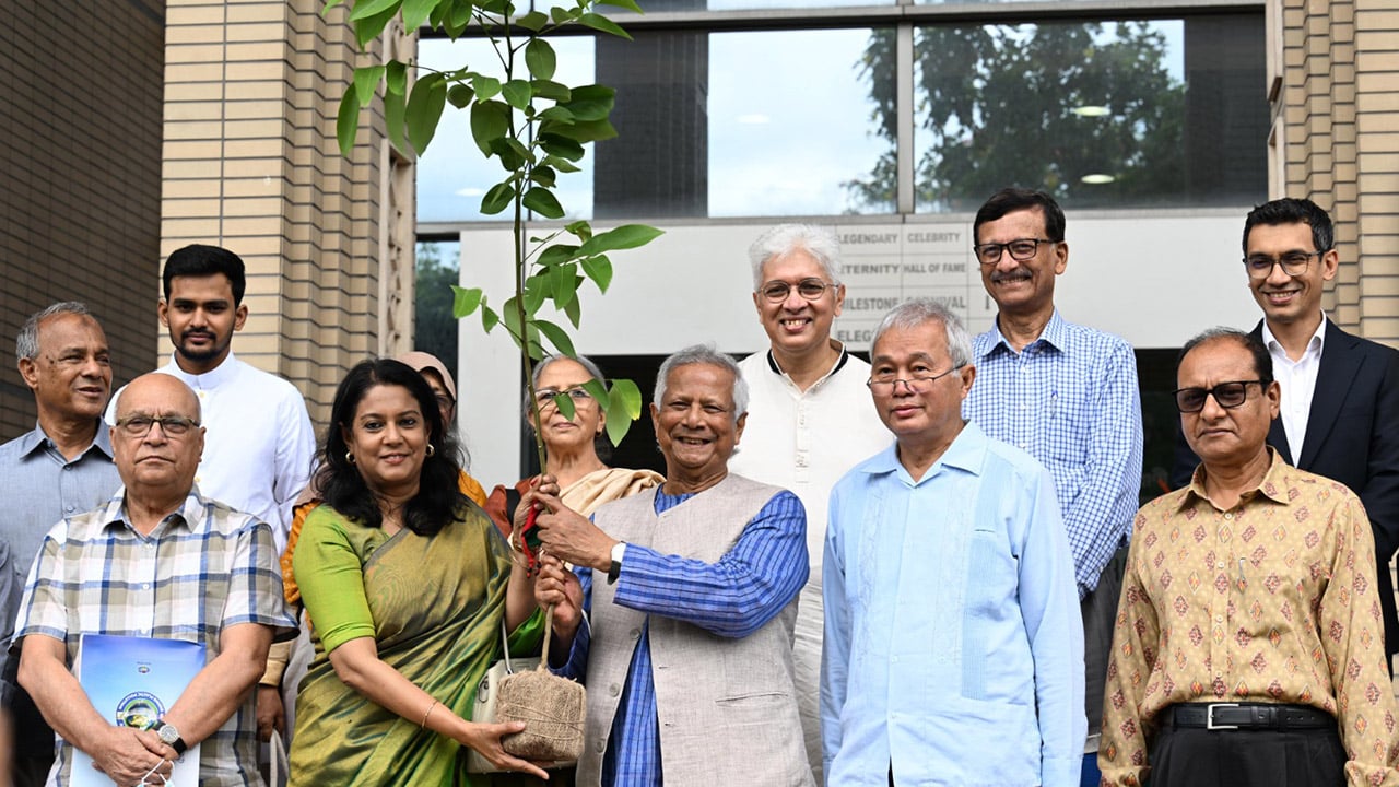 বৃক্ষমেলার উদ্বোধন করলেন ড. ইউনূস