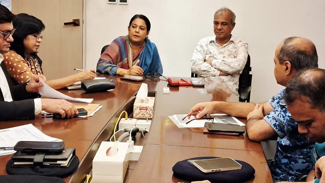 পলিথিন বন্ধে শুরু হচ্ছে যৌথবাহিনীর অভিযান: পরিবেশ উপদেষ্টা