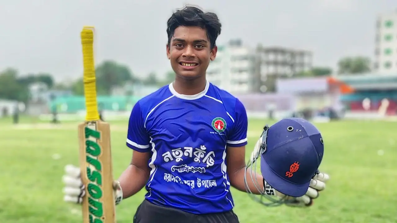 নতুন কুঁড়িতে নতুন বিস্ময়, চার-ছক্কার ঝড়ে ৩২ বলে সেঞ্চুরি