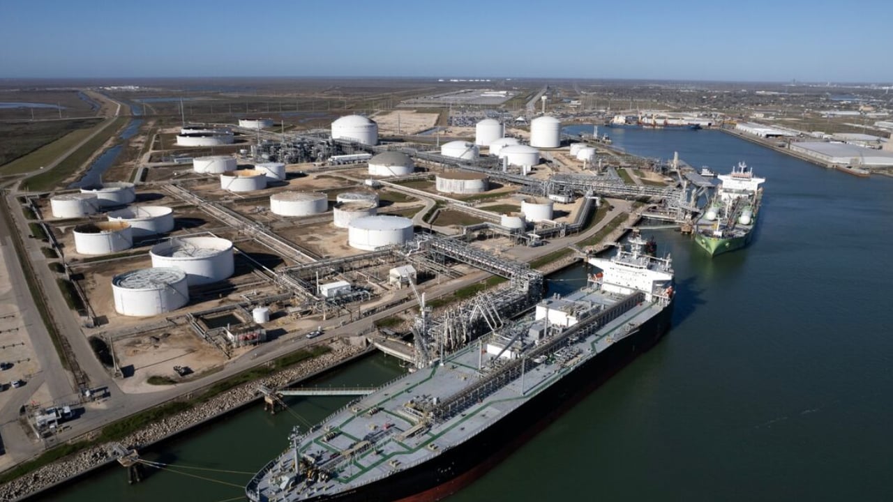 ইরানের সব বন্দর অবরোধের ঘোষণা যুক্তরাষ্ট্রের, তেলের বাজারে অস্থিরতা