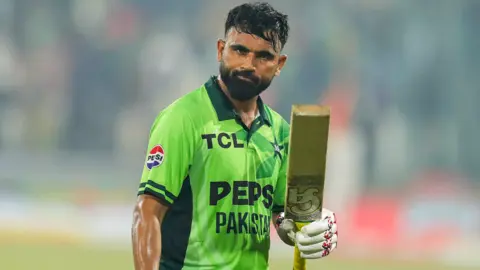 ফখরের সেঞ্চুরিতে শিরোপা পাকিস্তানের