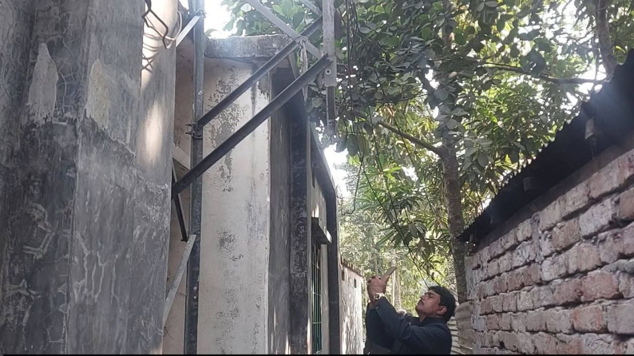 মাদারীপুরে দিন-দুপু‌রে বিদ্যুৎ টাওয়া‌রের যন্ত্রাংশ চু‌রি