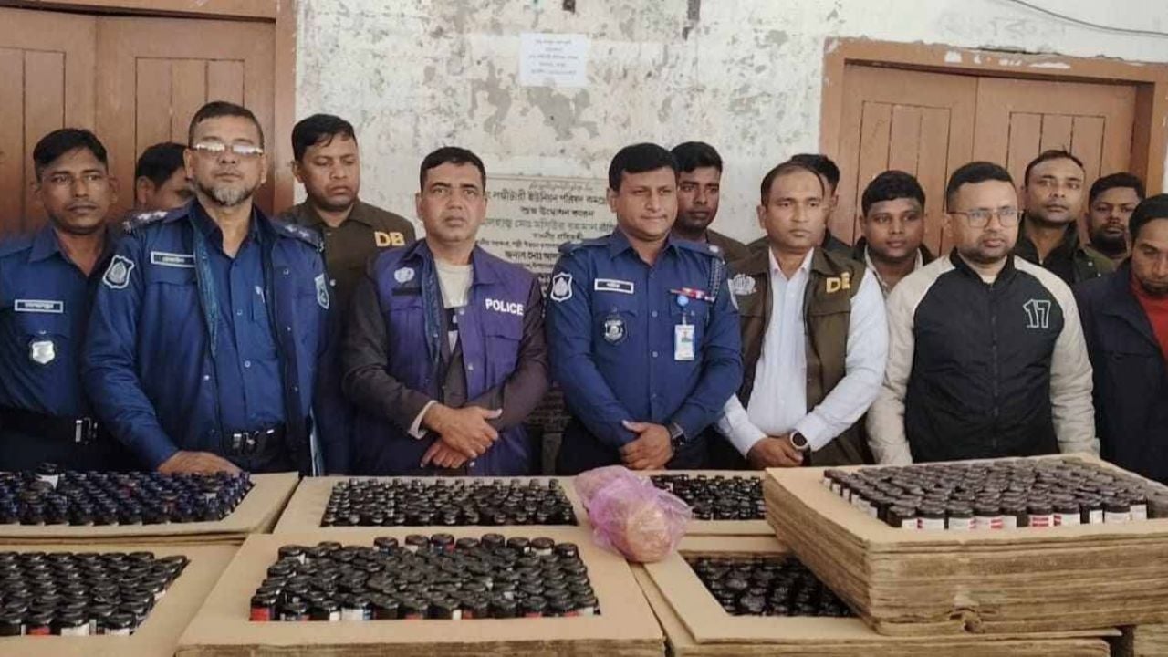 গঙ্গাচড়ায় ট্রাকসহ ১০ লাখ টাকার ভারতীয় মাদক আটক