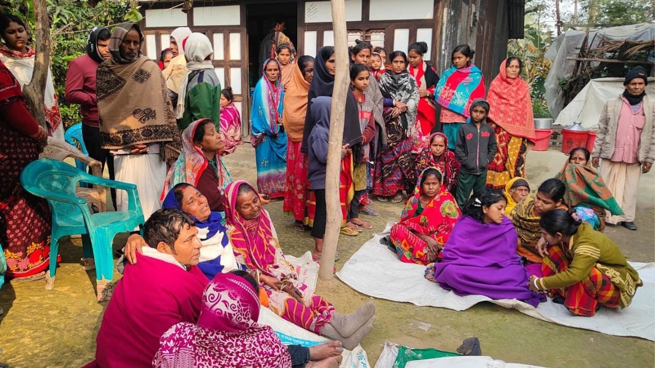 মাদারীপুরে সড়ক দুর্ঘটনায় পাঁচ নারী শ্রমিক নিহত