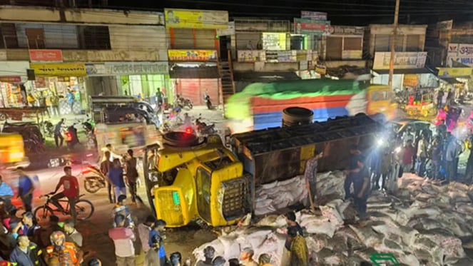 কালীগঞ্জে ট্রাক উল্টে নিহত ১