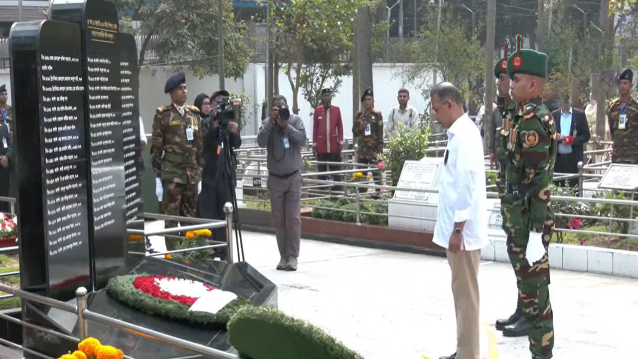 শহীদ সেনা দিবসে বনানী কবরস্থানে প্রধানমন্ত্রীর শ্রদ্ধা