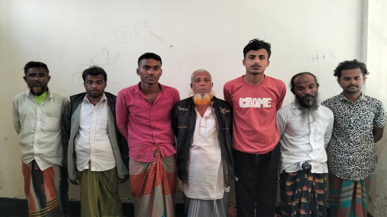 নেত্রকোণায় চোরাকারবারিদের হামলায় ডিবির ৬ সদস্য আহত, আটক ১৫