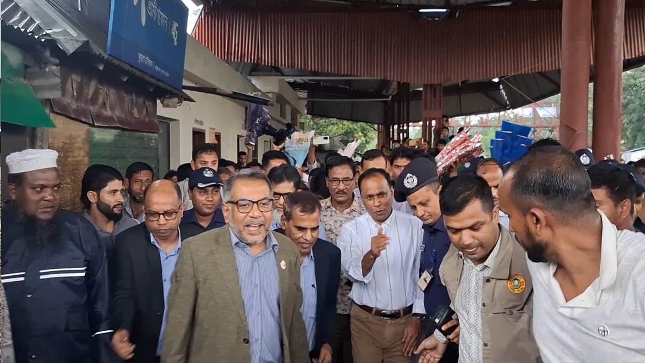 রেল স্টেশন পরিদর্শন করলেন ডেপুটি স্পিকার কায়সার কামাল