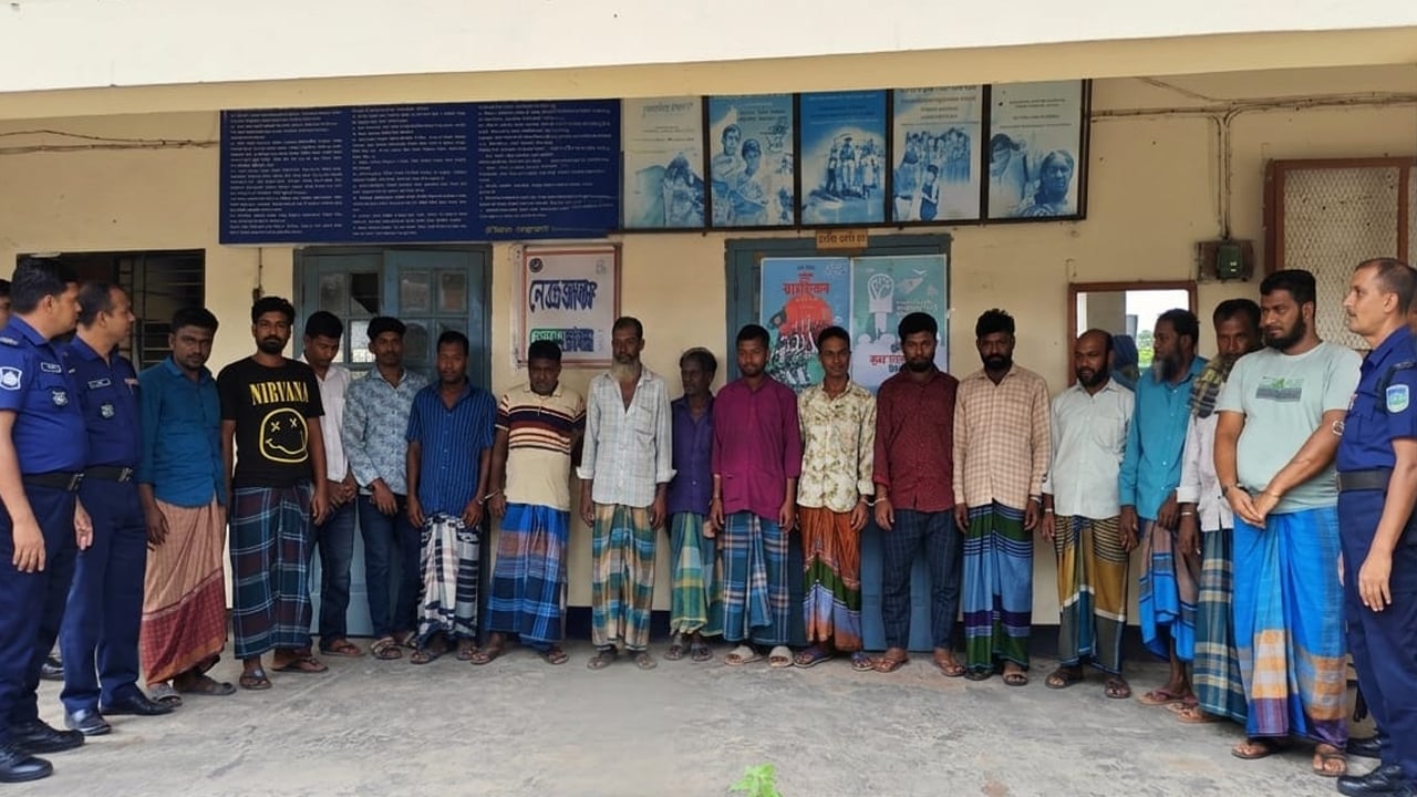 ষাঁড়ের লড়াইয়ের আড়ালে জুয়া, ১৫ জুয়াড়ি আটক