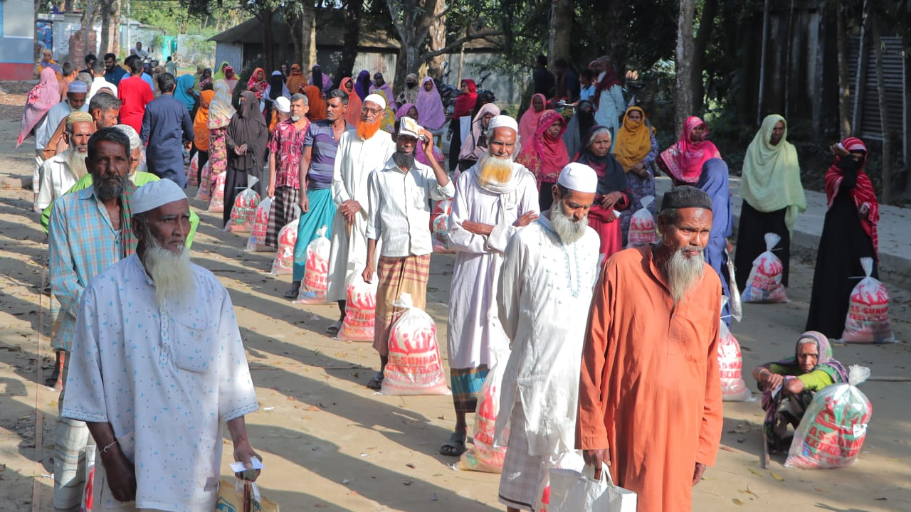 আস-সুন্নাহ্ ফাউন্ডেশনের ইফতার সামগ্রী পেলো ৮০ পরিবার