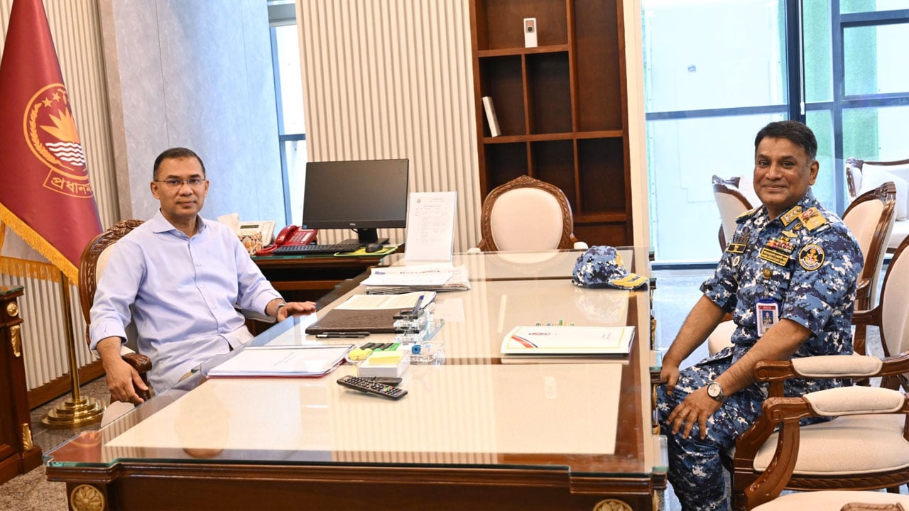 প্রধানমন্ত্রীর সঙ্গে কোস্ট গার্ডের মহাপরিচালকের সৌজন্য সাক্ষাৎ