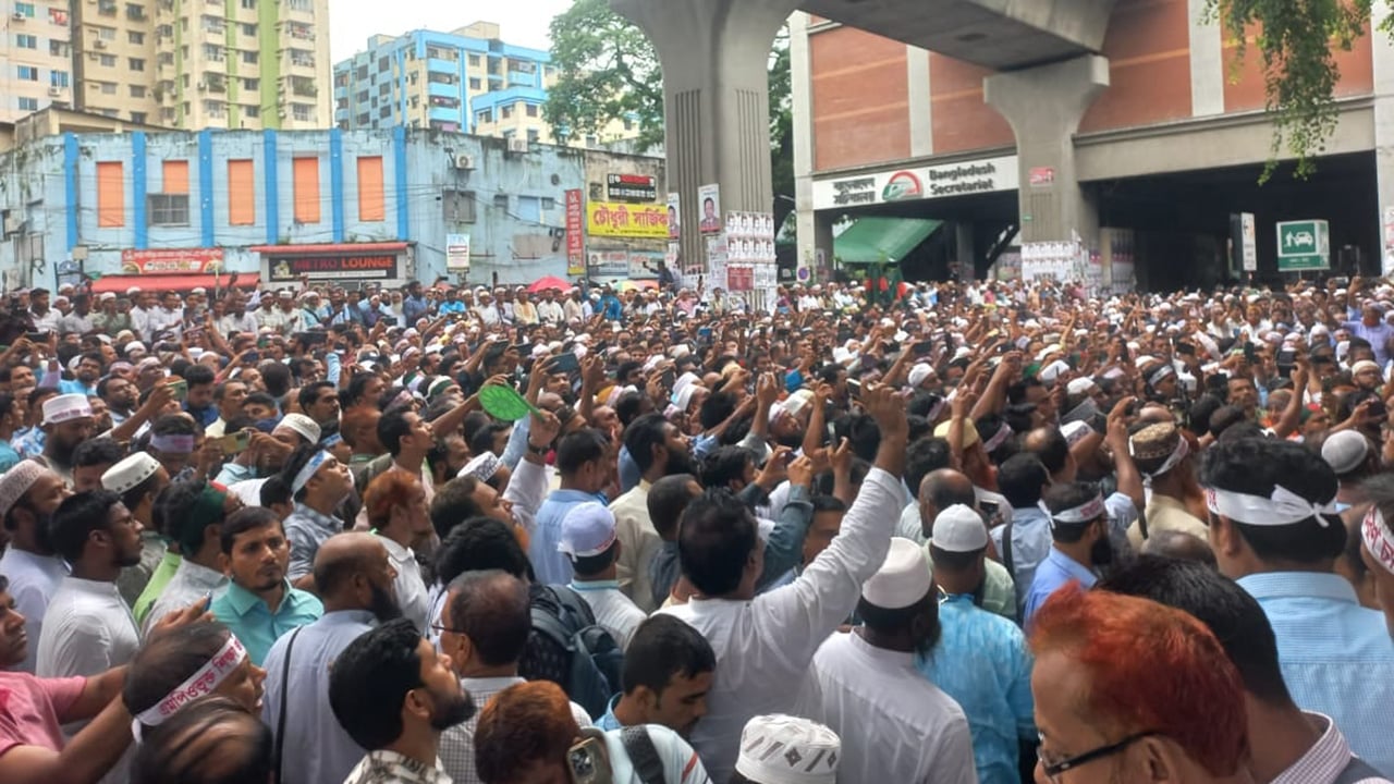 জাতীয়করণ ছাড়া সরবেন না শিক্ষকরা, সচিবালয়ে কড়া নিরাপত্তা