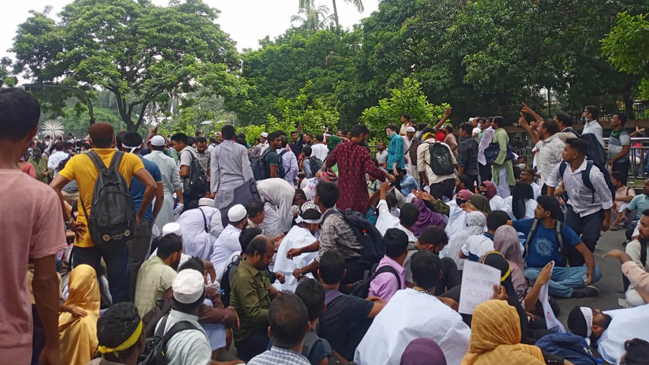 প্রেসক্লাবের সামনে আন্দোলনকারীদের ওপর জলকামান-সাউন্ড গ্রেনেড নিক্ষেপ