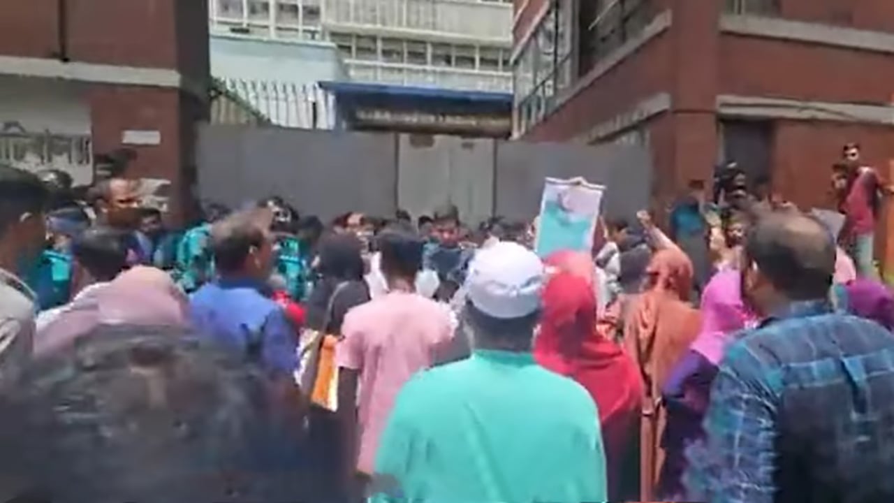 আইন উপদেষ্টার পদত্যাগ দাবি জুলাই শহীদের স্বজনদের
