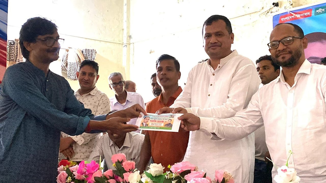 মঠবাড়িয়া পূজামণ্ডপে মামুন খানের আর্থিক অনুদান