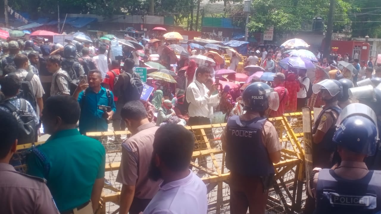 যোগদান ও পদায়নের দাবিতে শাহবাগে প্রাথমিকের সুপারিশপ্রাপ্ত শিক্ষকেরা
