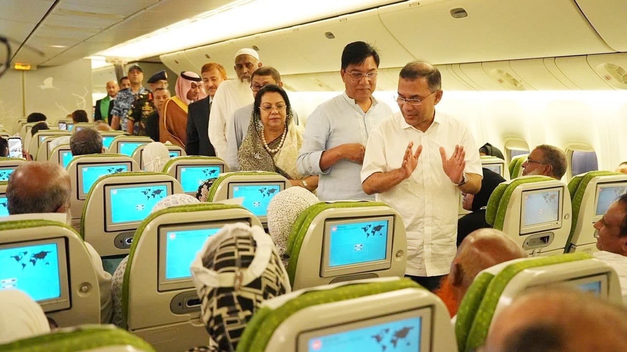 হজযাত্রীদের সঙ্গে কুশল বিনিময় করলেন প্রধানমন্ত্রী