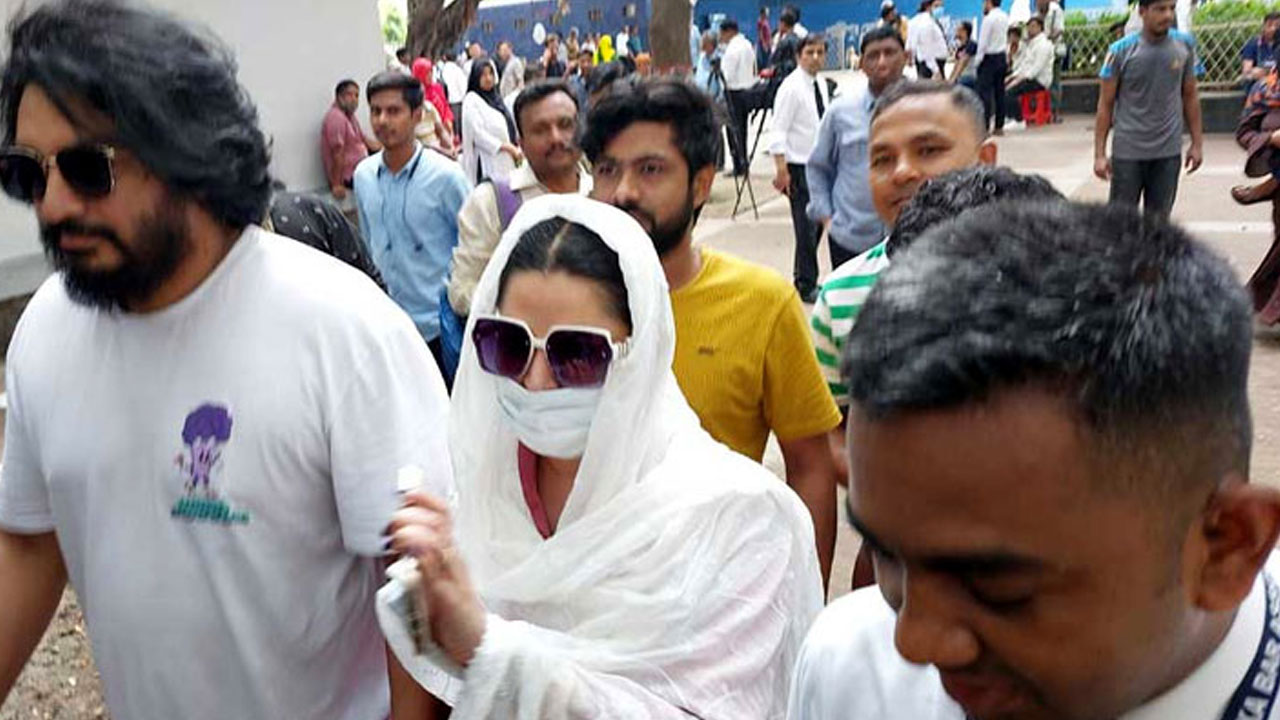 আদালতে অসুস্থ পরীমনি, পিছিয়ে গেল জেরার শুনানি