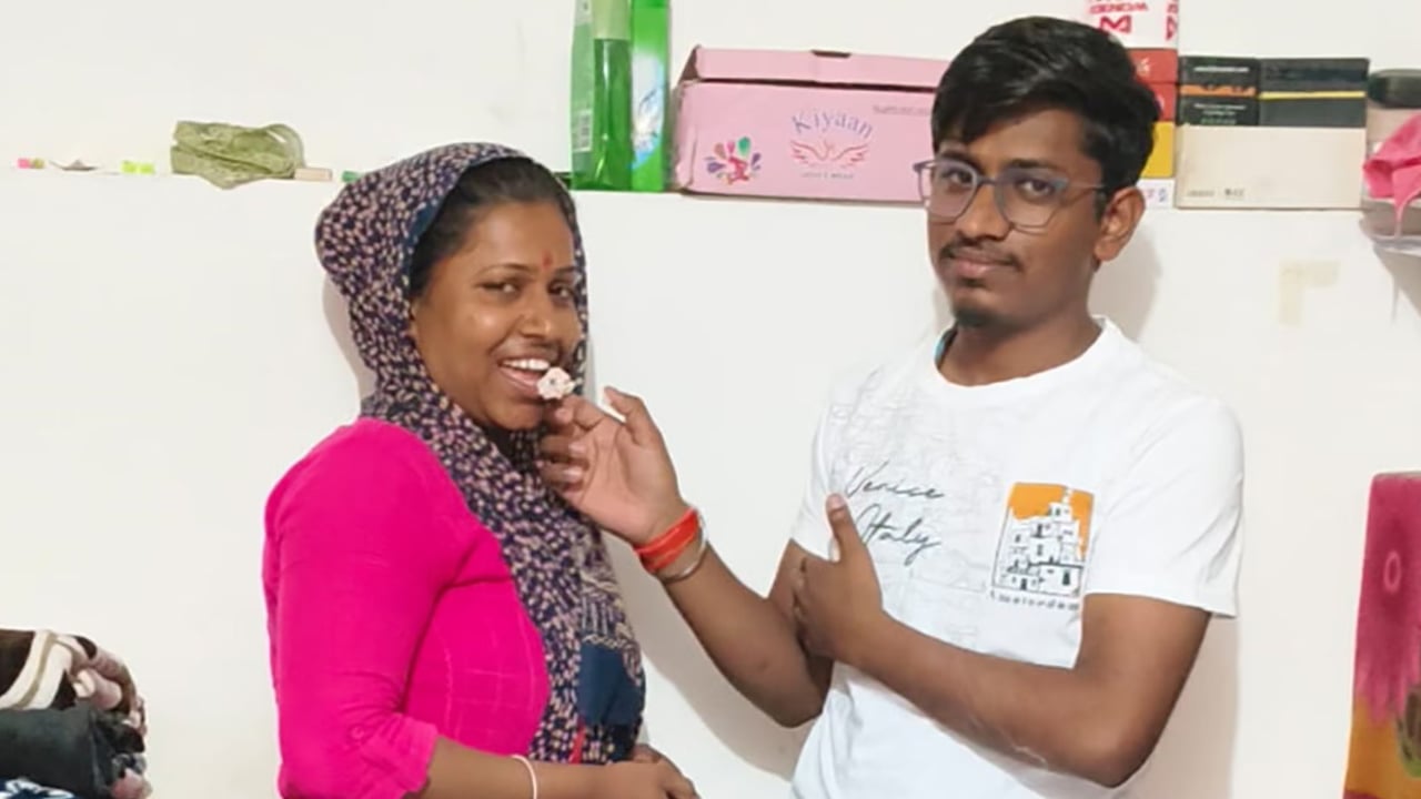 প্রদীপ কুমার মাহিচ তার বোন ববিতার সঙ্গে জন্মদিন উদযাপন করছেন।