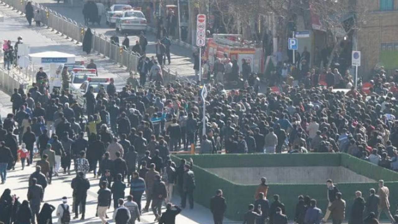 ইরানে ব্যাপক বিক্ষোভ, নিহত বেড়ে ৬