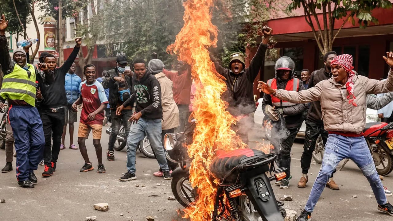 কাছ থেকে গুলি করে পথচারীকে আহত করেছে কেনিয়ান পুলিশ