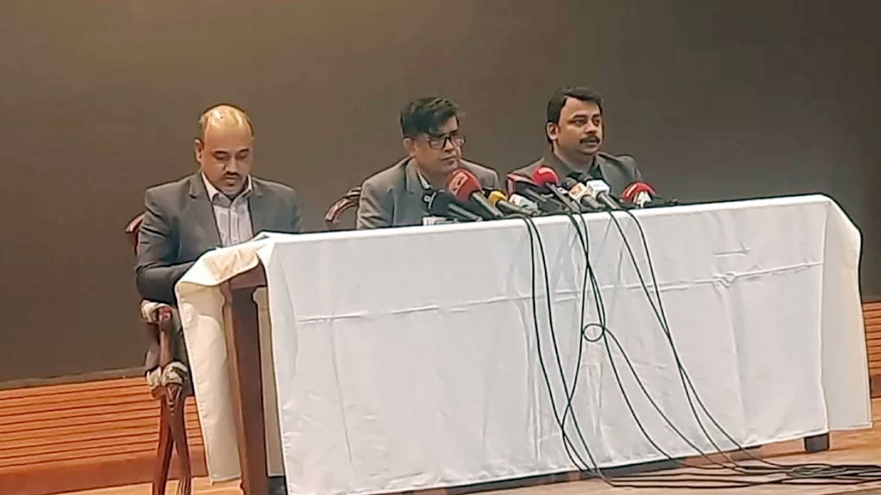 লুট হওয়া অস্ত্র দ্রুত উদ্ধারের তাগিদ প্রধান উপদেষ্টার