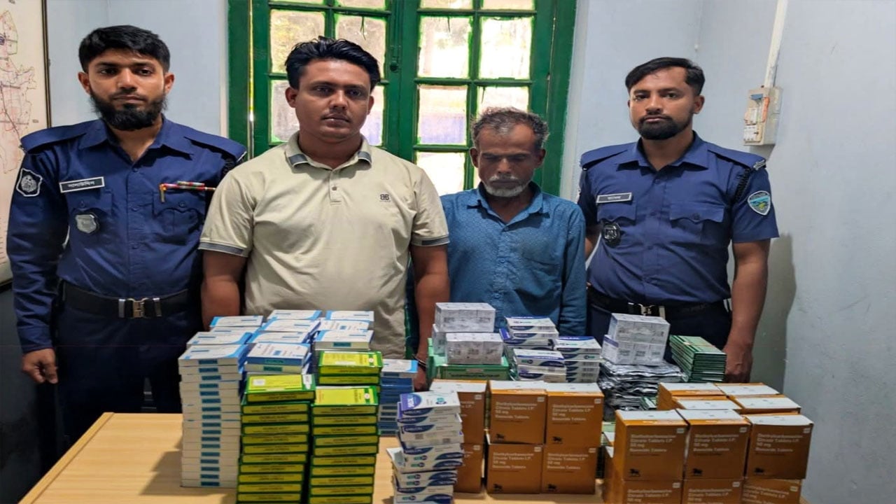 ‎পরশুরামের বিপুল পরিমাণ ভারতীয় ওষুধসহ ২ জন গ্রেপ্তার