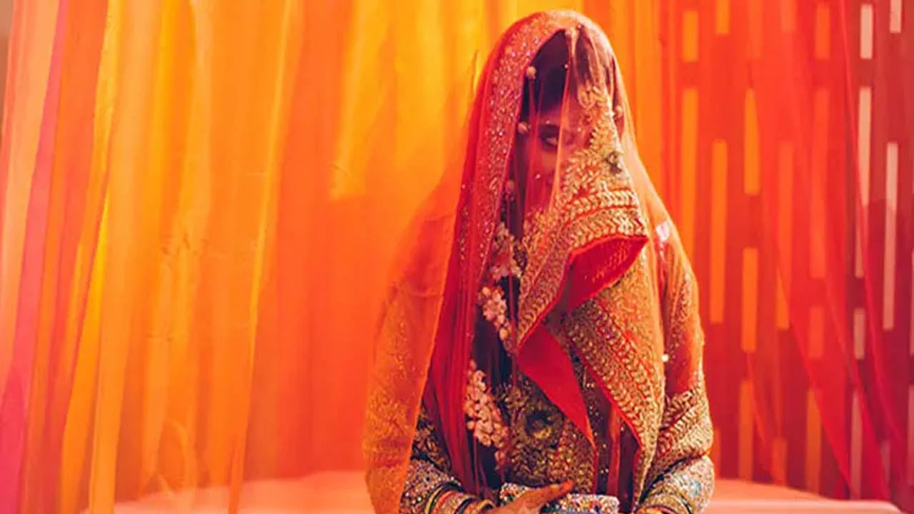 বিয়ের আসরেই স্বামীকে তালাক দিয়ে প্রেমিককে বিয়ে