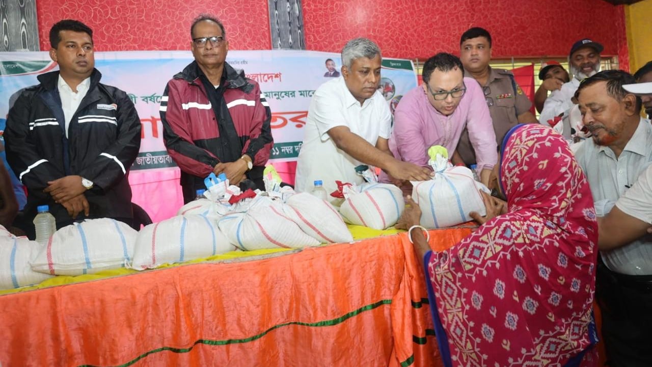 পানিবন্দি মানুষের পাশে বিদ্যুৎ প্রতিমন্ত্রী