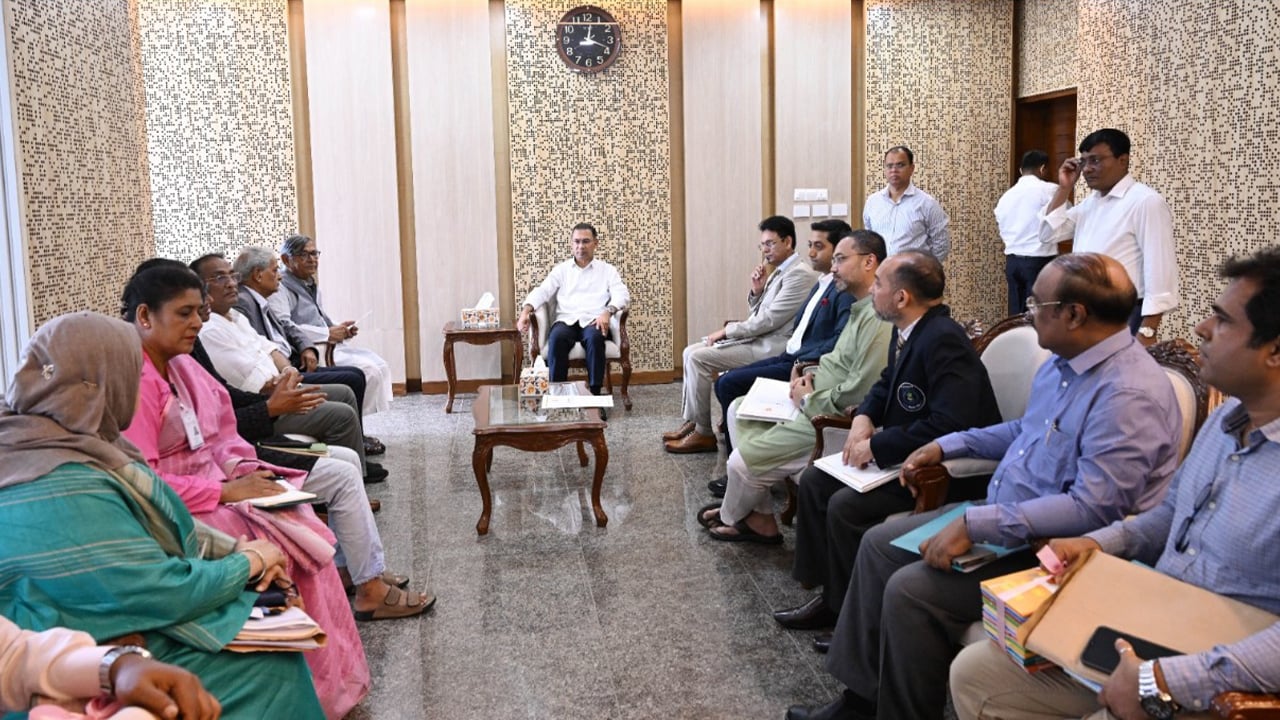 প্রধানমন্ত্রীর সঙ্গে বিশ্বসাহিত্য কেন্দ্রের প্রতিষ্ঠাতার বৈঠক