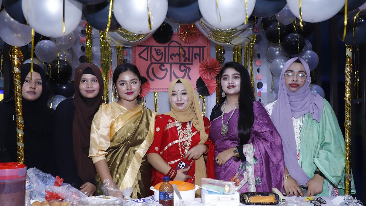 আদ্-দ্বীন উইমেন্স মেডিকেল কলেজে ঐতিহ্যবাহী পিঠা উৎসব