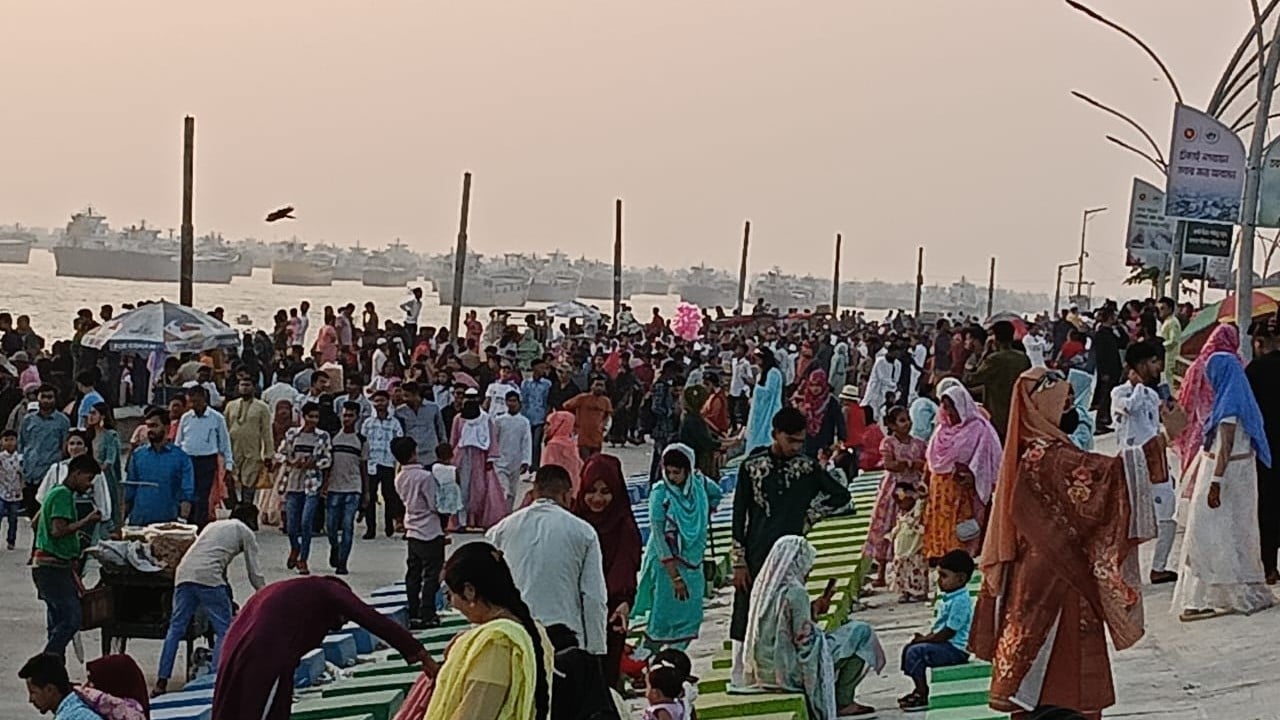 পতেঙ্গায় ঈদের দ্বিতীয় দিনে দর্শনার্থীদের ঢল