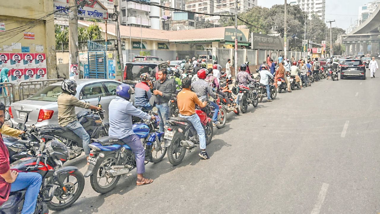 জ্বালানি তেল সংকটের আতঙ্কে পেট্রোল পাম্পে দীর্ঘ লাইন