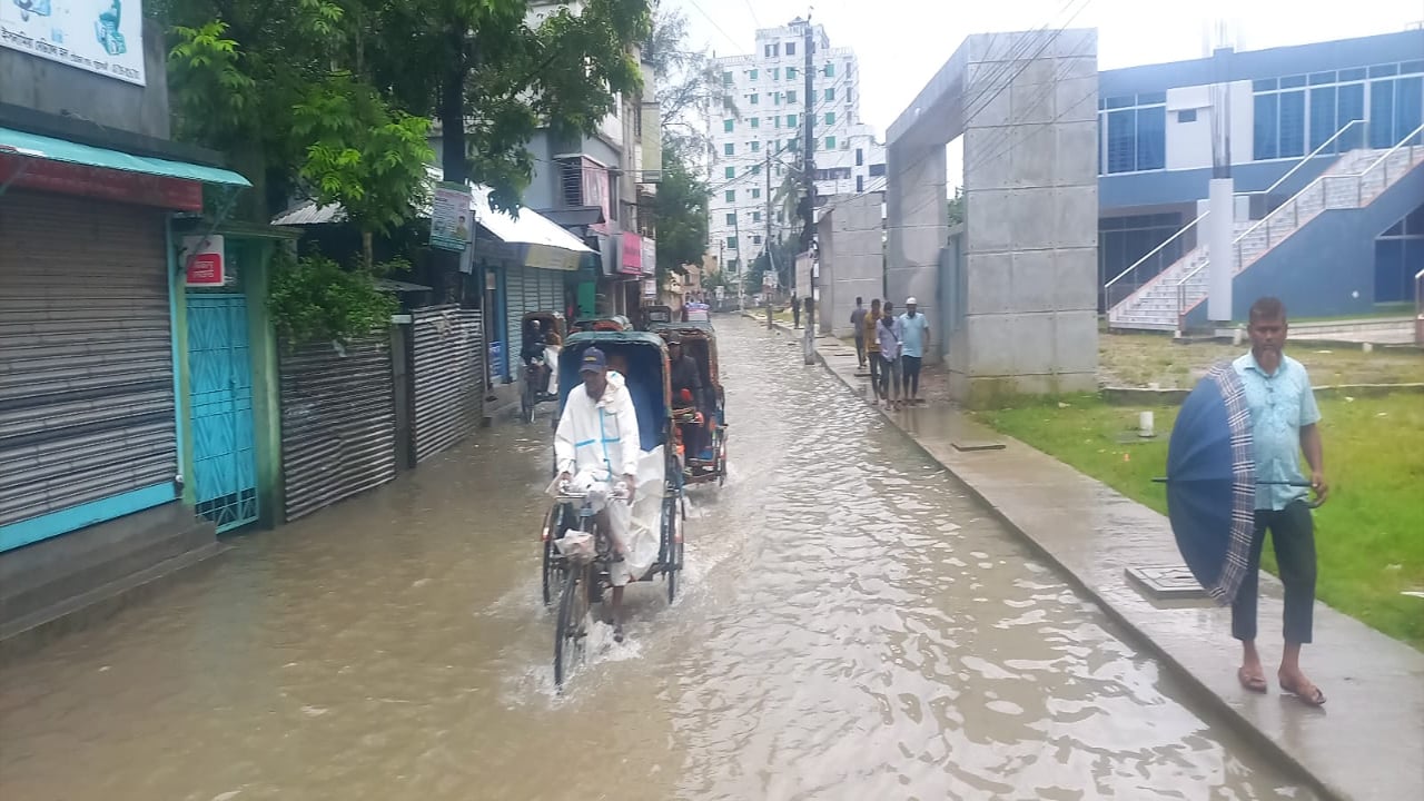 টানা বর্ষণে পানির নিচে পটুয়াখালী শহর