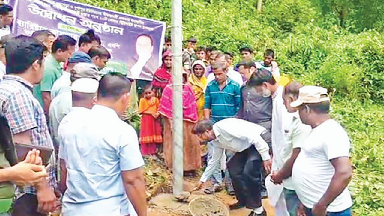 বন্যহাতির তাণ্ডব ঠেকাতে সোলার লাইট স্থাপন