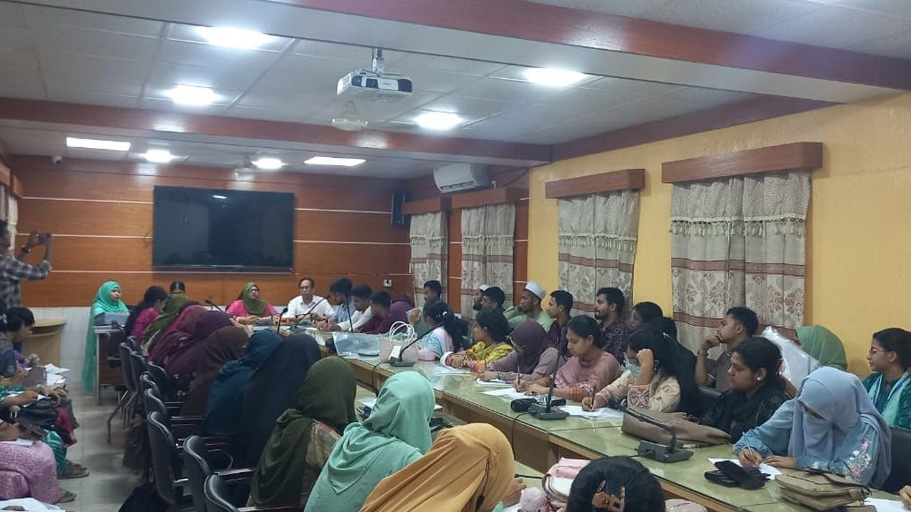 পূর্বধলায় মাঠ পর্যায়ে তথ্য সংগ্রহে বাকৃবি শিক্ষার্থীরা