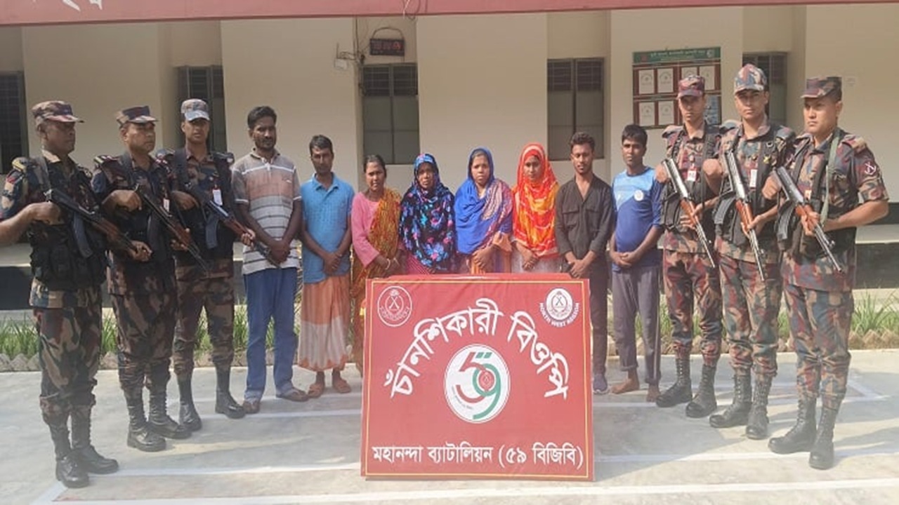 চাঁপাইনবাবগঞ্জের ভোলাহাট সীমান্তে ৮ জনকে পুশইন