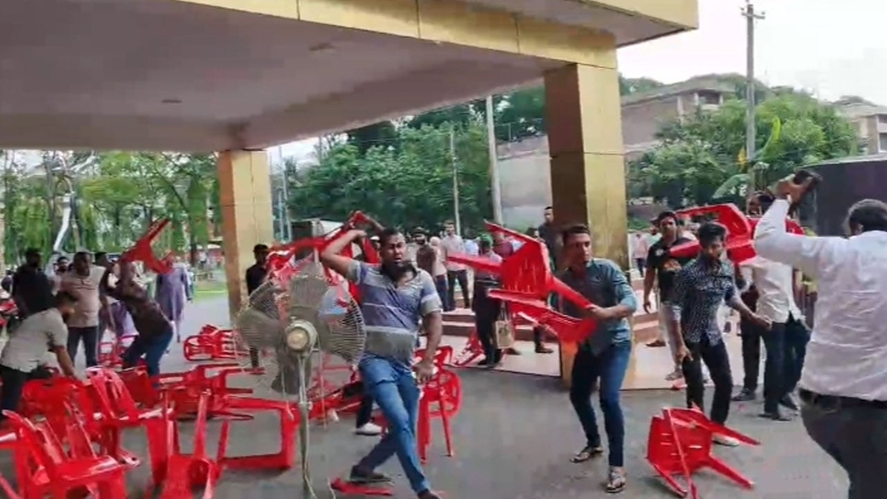 পবিপ্রবিতে শিক্ষকদের অবস্থান কর্মসূচিতে বহিরাগতদের হামলা