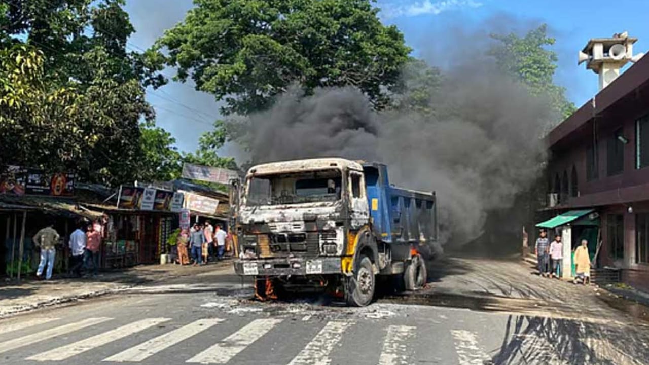 ড্রামট্রাকের চাপায় পথচারী নিহত, দুই ট্রাক পোড়াল জনতা