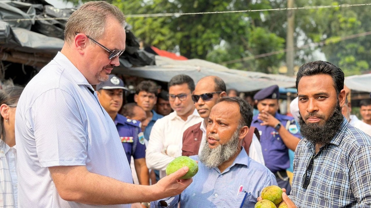রাজশাহীতে আমের বাজারে মার্কিন রাষ্ট্রদূত