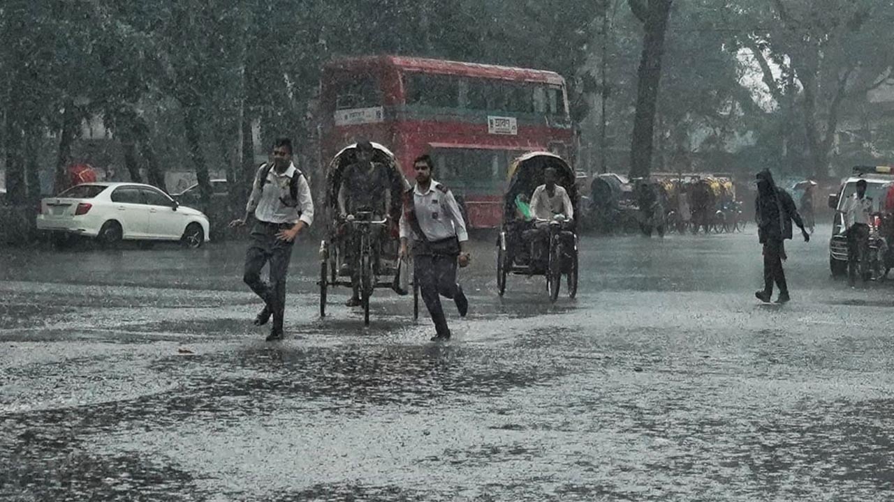 তীব্র গরমের পর রাজধানীতে বৃষ্টির সঙ্গে হিমেল হাওয়ায় স্বস্তি
