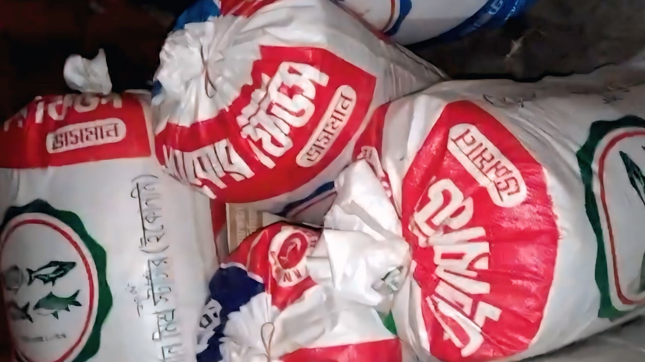 মদনে জব্দ কৃত ২৯ বস্তা চাল নিয়ে ধুম্রজাল