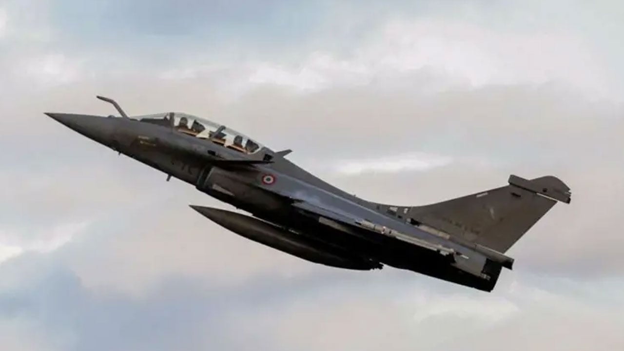ফ্রান্সের কাছ থেকে ১০০ রাফাল যুদ্ধবিমান পাচ্ছে ইউক্রেন