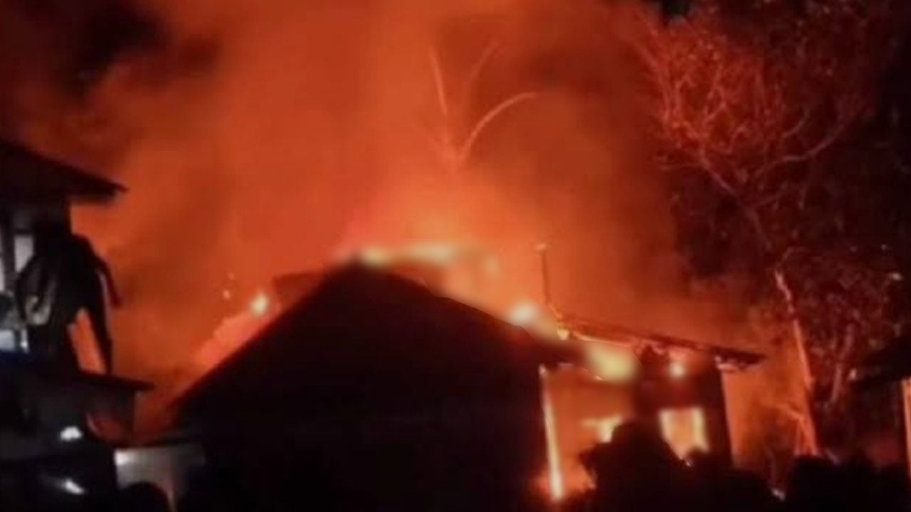 শর্টসার্কিটের আগুনে কৃষকের বসতঘর পুড়ে পাঁচ লাখ টাকার ক্ষতি