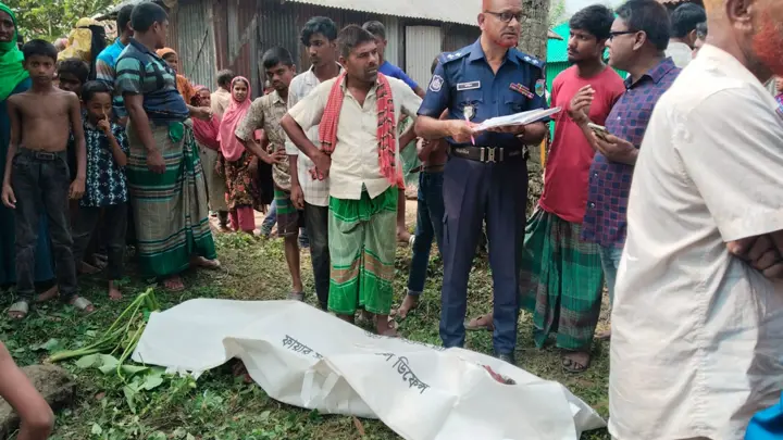 রায়গঞ্জে নারিকেল গাছ পরিষ্কার করতে গিয়ে বিদ্যুৎস্পৃষ্টে যুবকের মৃত্যু