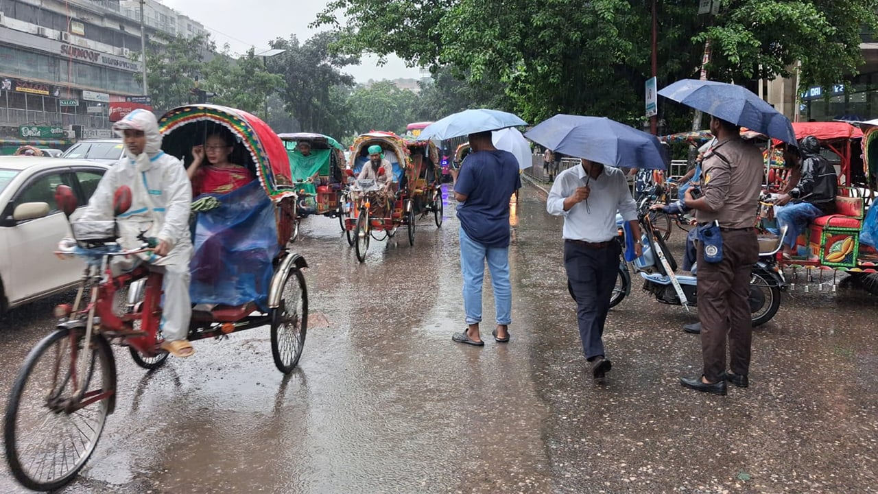 আজও ভারী বৃষ্টির শঙ্কা, ১৯ অঞ্চলের নদীবন্দরে সতর্কতা