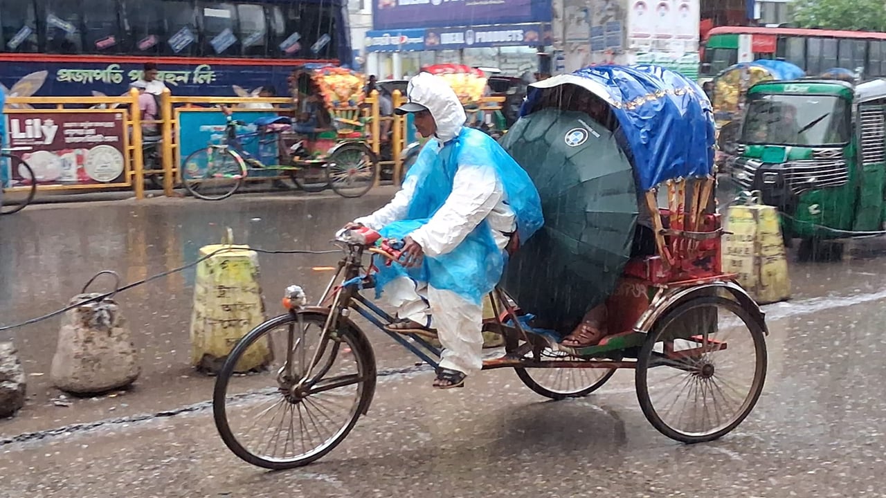তীব্র গরমের পর রাজধানীতে স্বস্তির বৃষ্টি